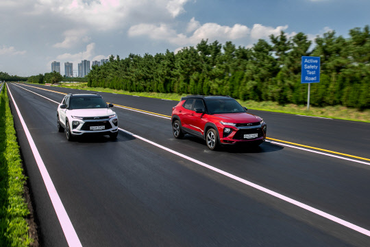 지엠테크니컬센터코리아 청라 주행시험장 능동 안전 시험로에서 쉐보레 트레일블레이저가 주행중인 모습. 한국GM 제공